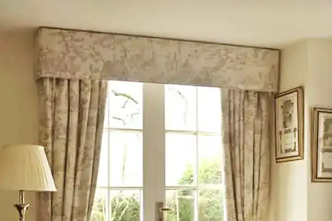 Curtain pelmets